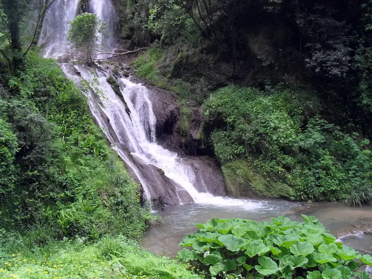 A waterfall by the Grotta delle Sirene in Villa Gregoriana, 400 m from the station on a Tivoli day trip from Rome